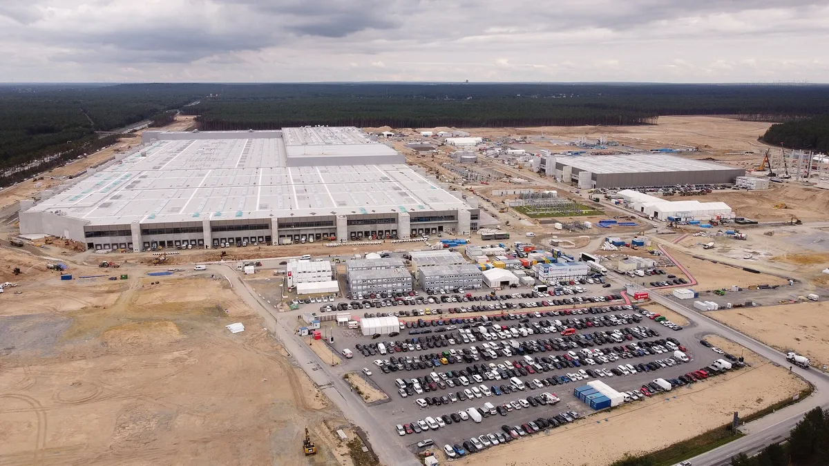 Blick auf das Gelände der Tesla Gigafactory Berlin-Brandenburg; Stand: Ende September 2021